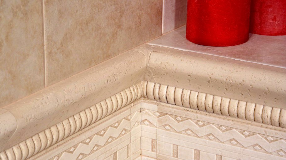 Плинтус Rehau 118