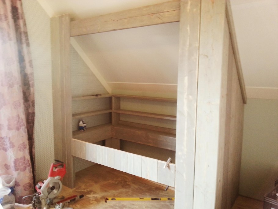 Встроенная кровать в мансарде