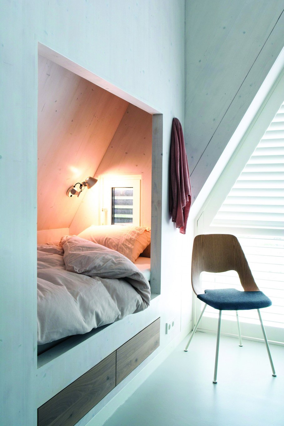 Кровать в нише мансарды