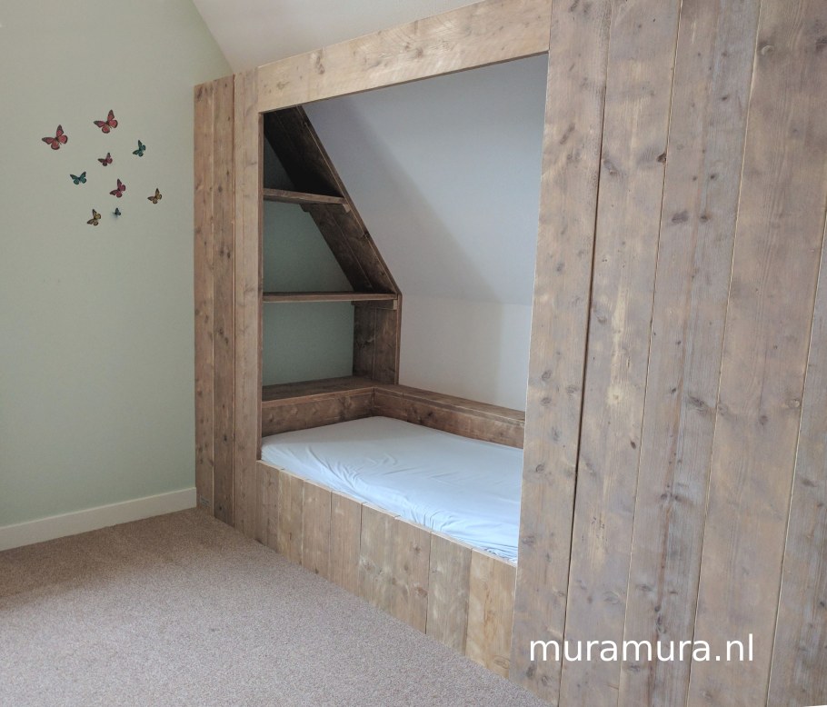 Встроенные кровати на мансарде