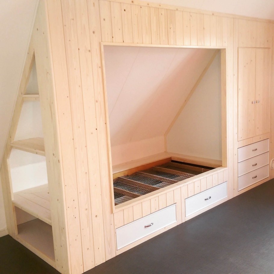 Встроенные кровати на мансарде