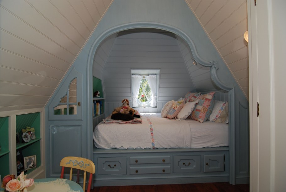 Детская кровать на мансарде