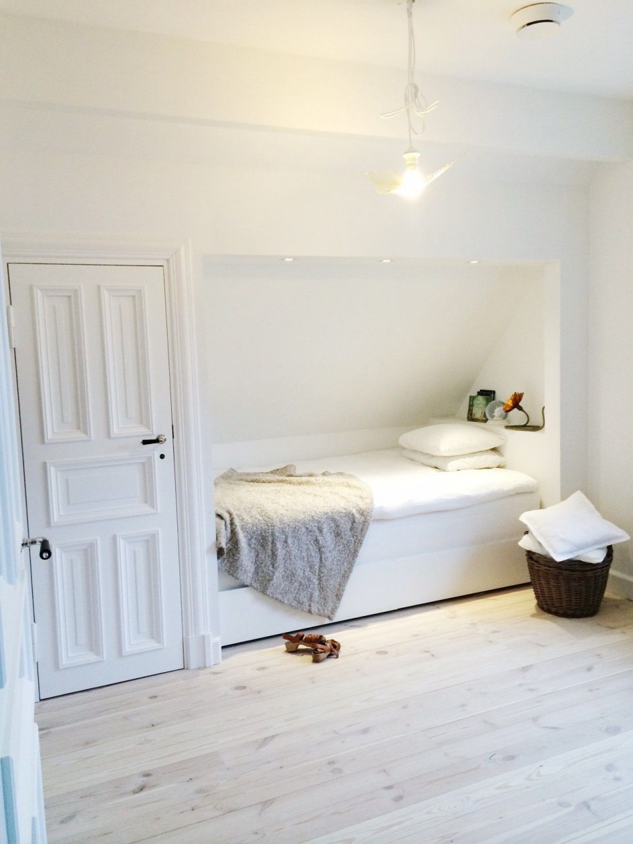 Кровать под скатом крыши