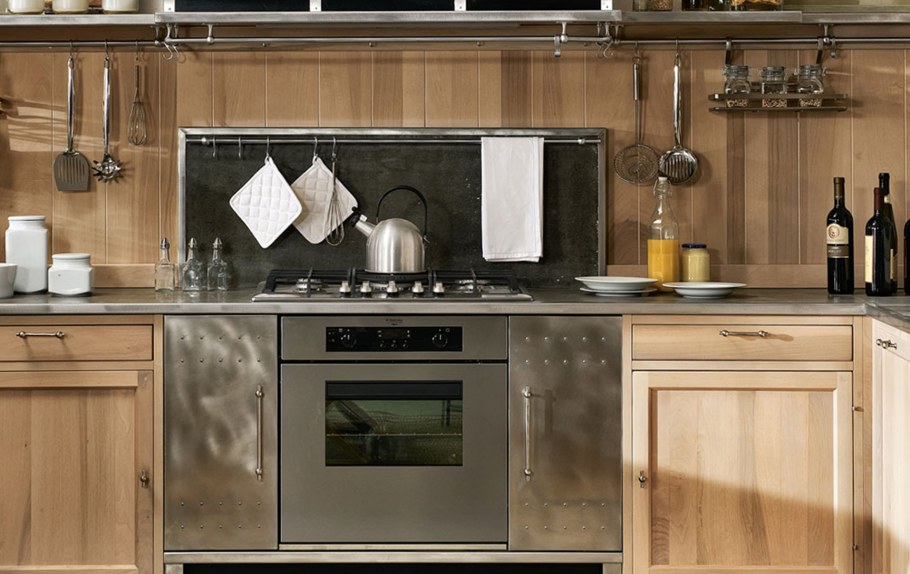 Кухня нержавеющая сталь и дерево