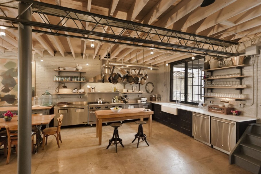 Металлические балки в интерьере