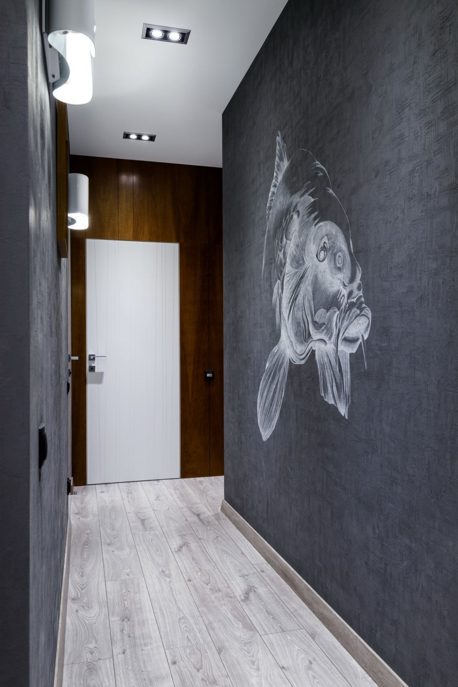 Серые стены в коридоре