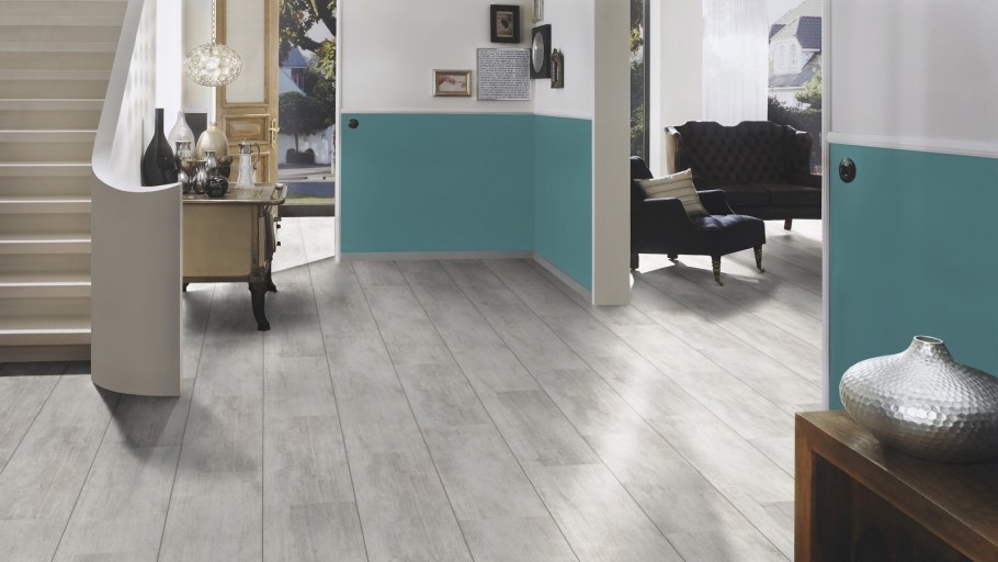 Серый кирпич в коридоре