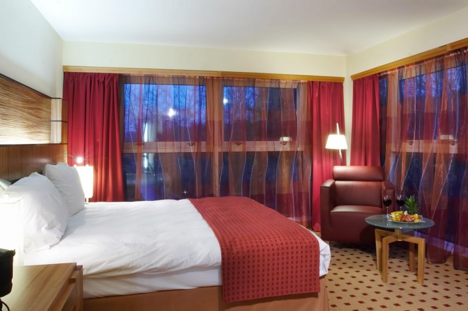 Бордовые шторы в спальне