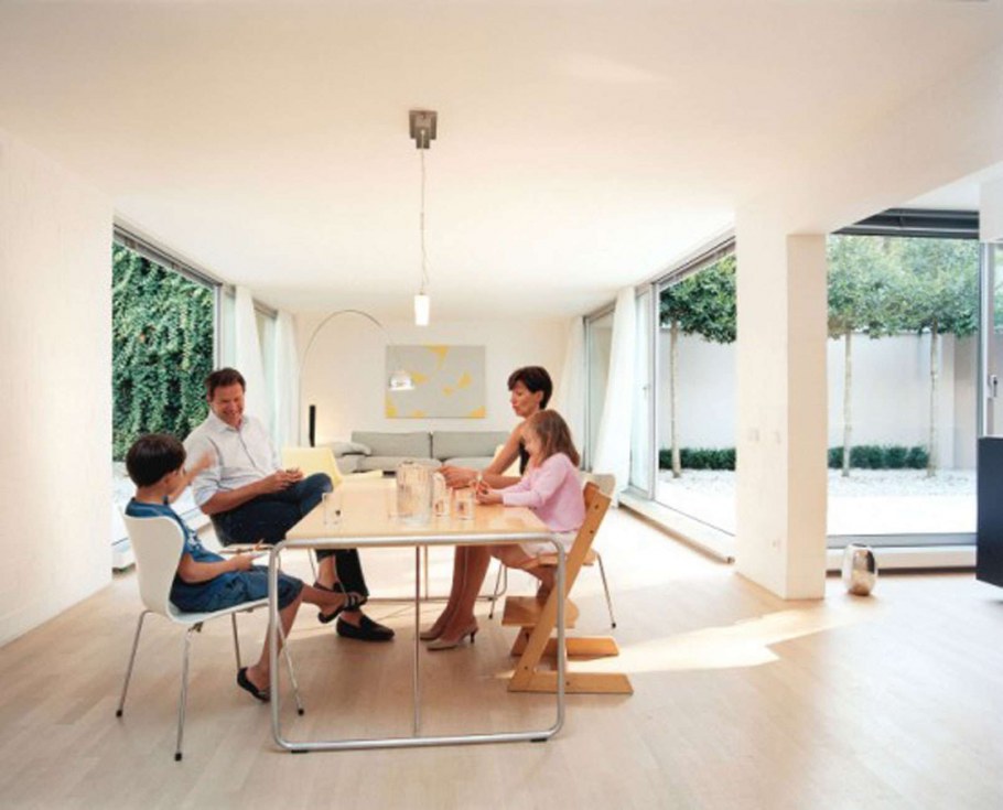 Семья в красивом интерьере