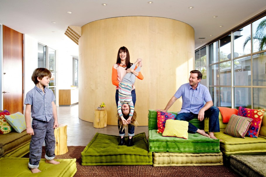 Счастливая семья в интерьере