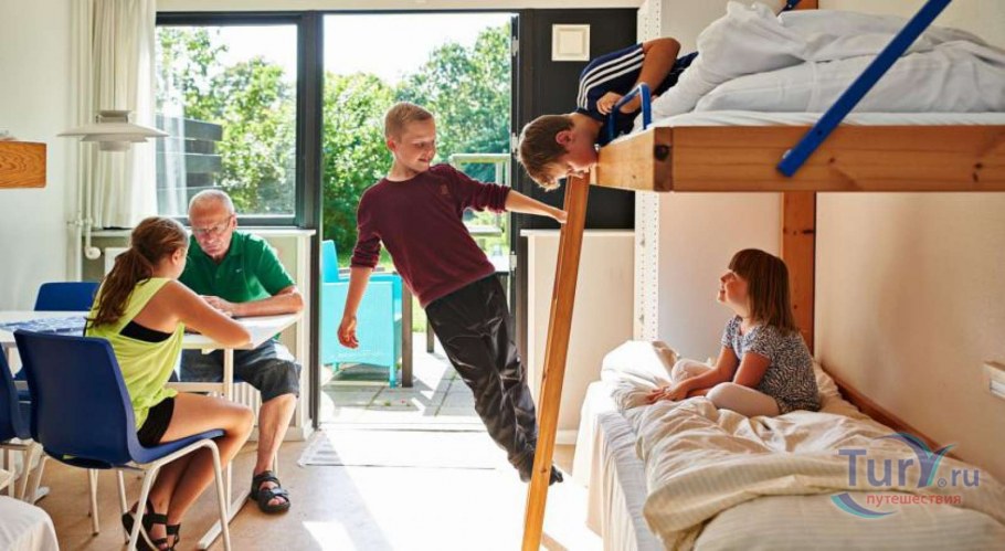 Семья в комнате