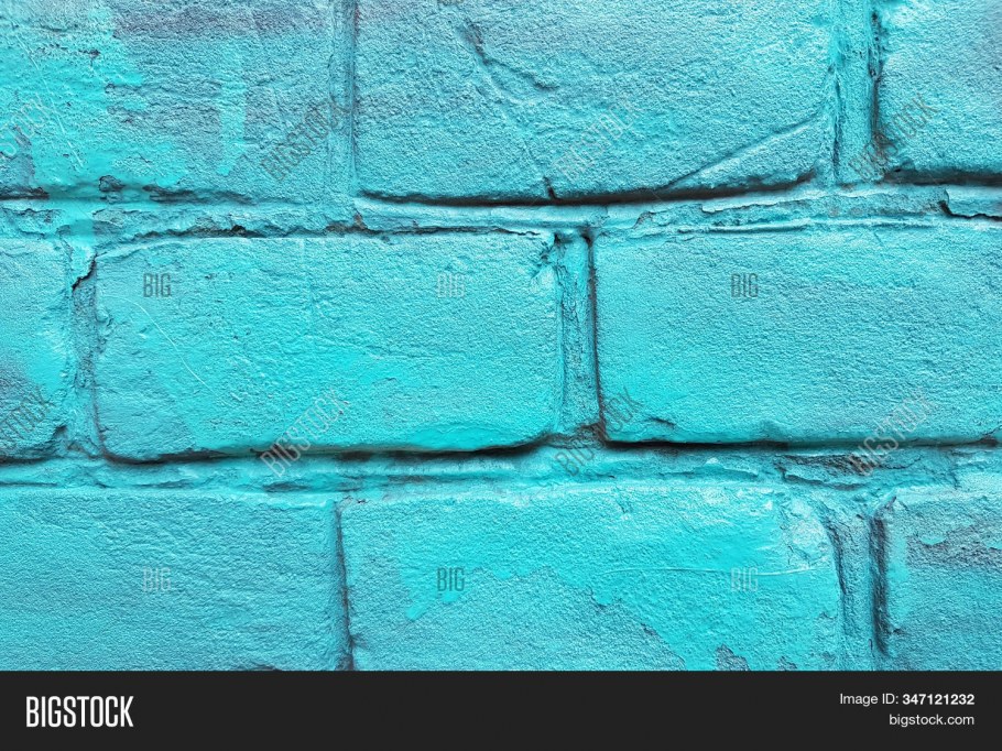 Бирюзовые стены и кирпич