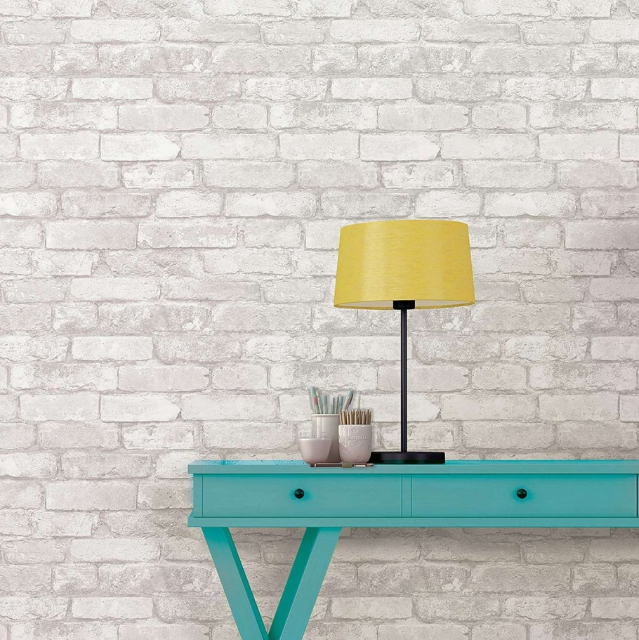 Кирпичная стена и стол