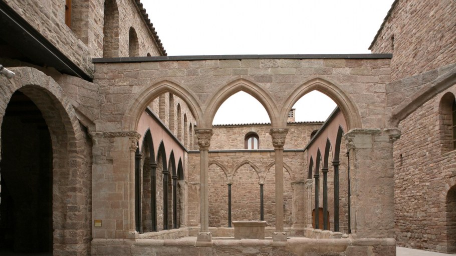 Средневековый город с романским храмом