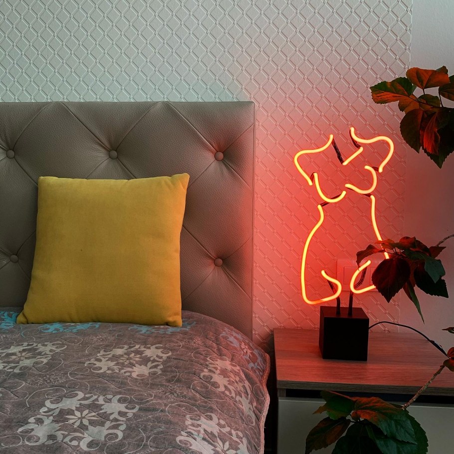 Неоновый светильник на стену