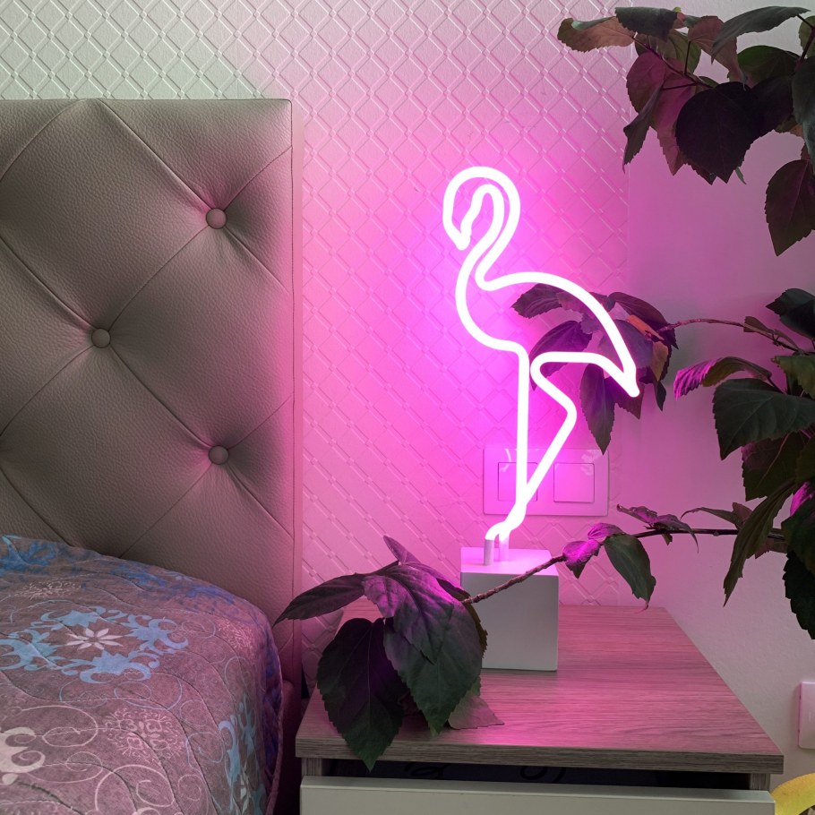 Неоновый светильник на стену