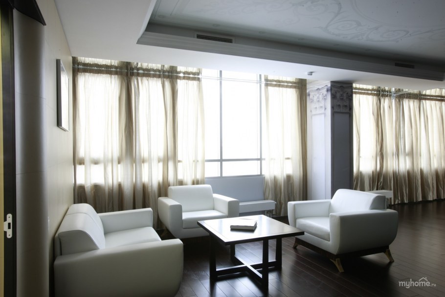 Дизайн студии 25 метров с панорамным остеклением