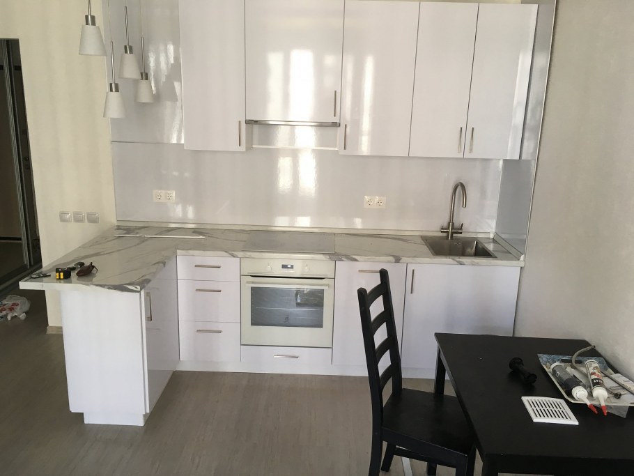 Кухни белые глянцевые угловые