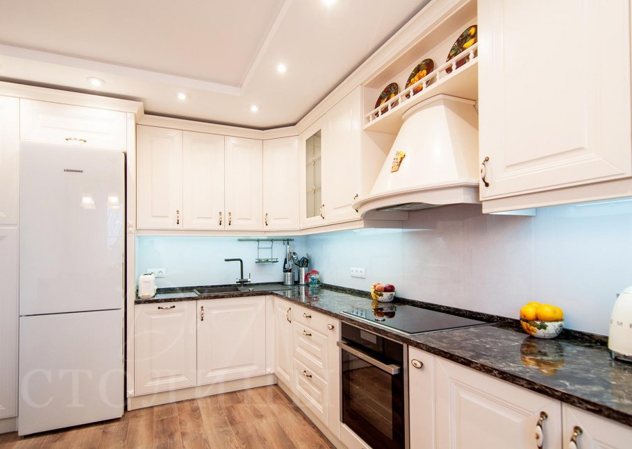 Кухни кремового цвета под потолок