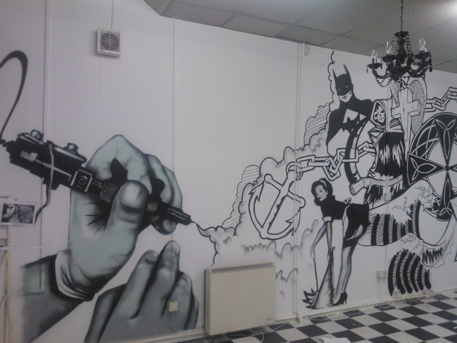 Раскрашенные стены на улице