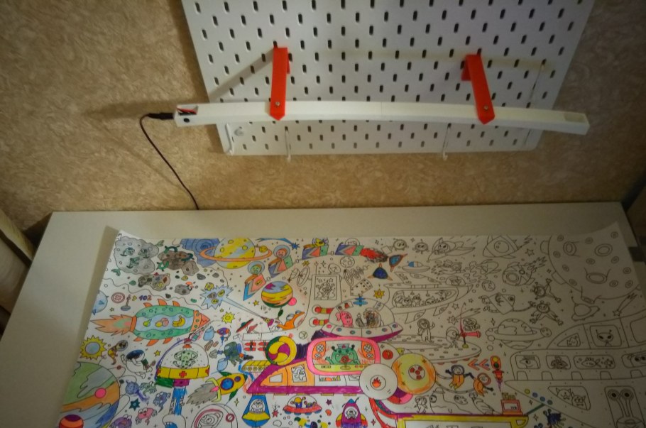 Композиция на стене из светодиодной ленты