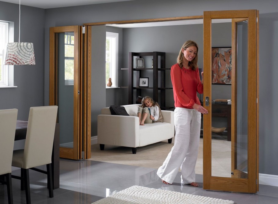 Складные двери в гостиную