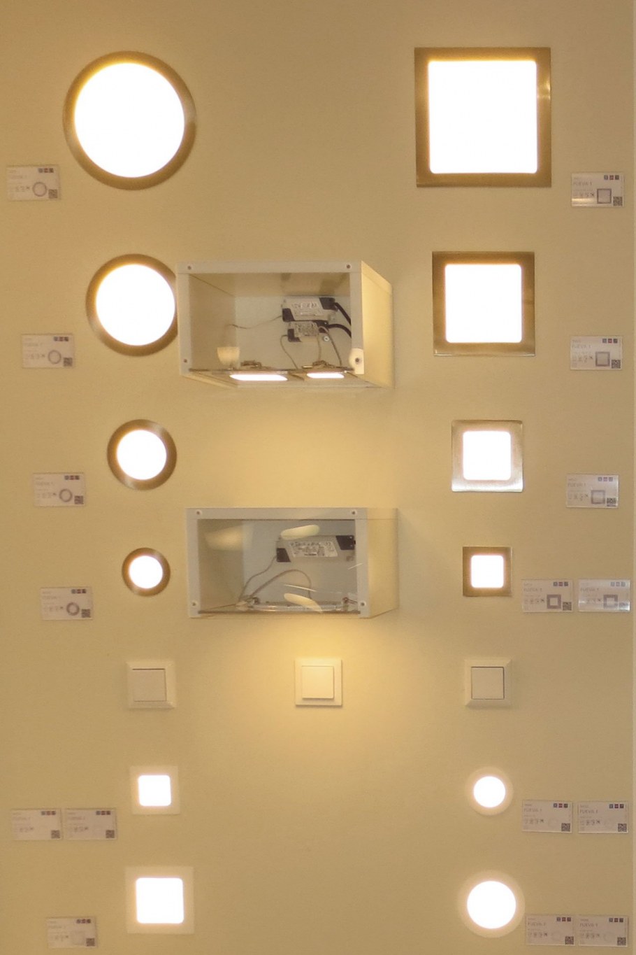 Квадратные точечные светильники в интерьере