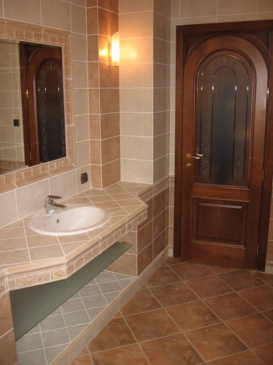 Столешница в ванную облицованная плиткой