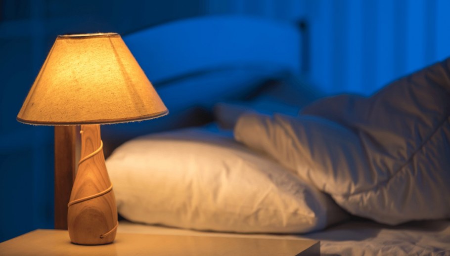 Выключаю свет и бегу в кровать призрак эх малой повзрослел