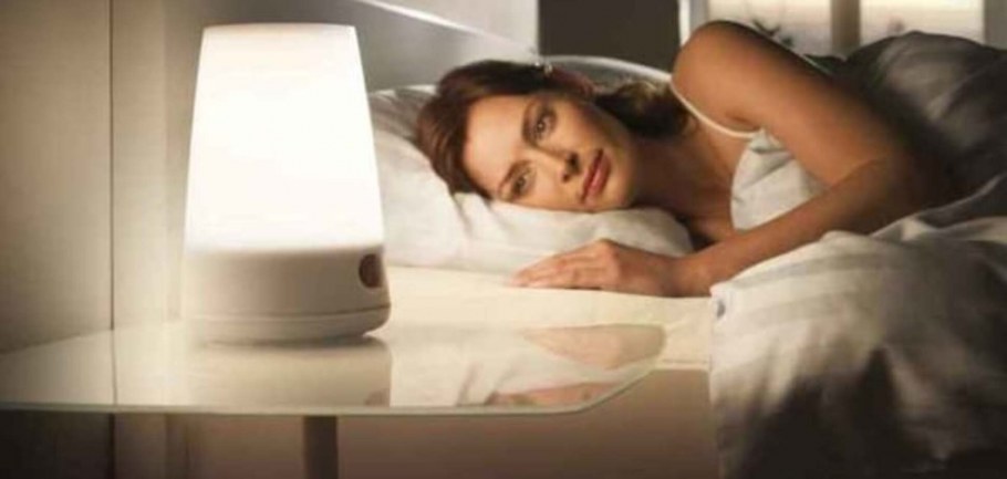 Лампа в темной комнате