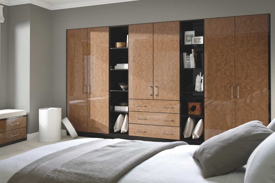 Кожаный шифоньер в спальной комнате