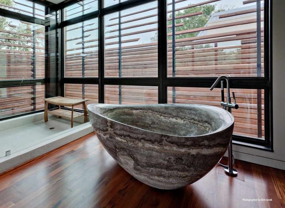 Овальная ванна в интерьере