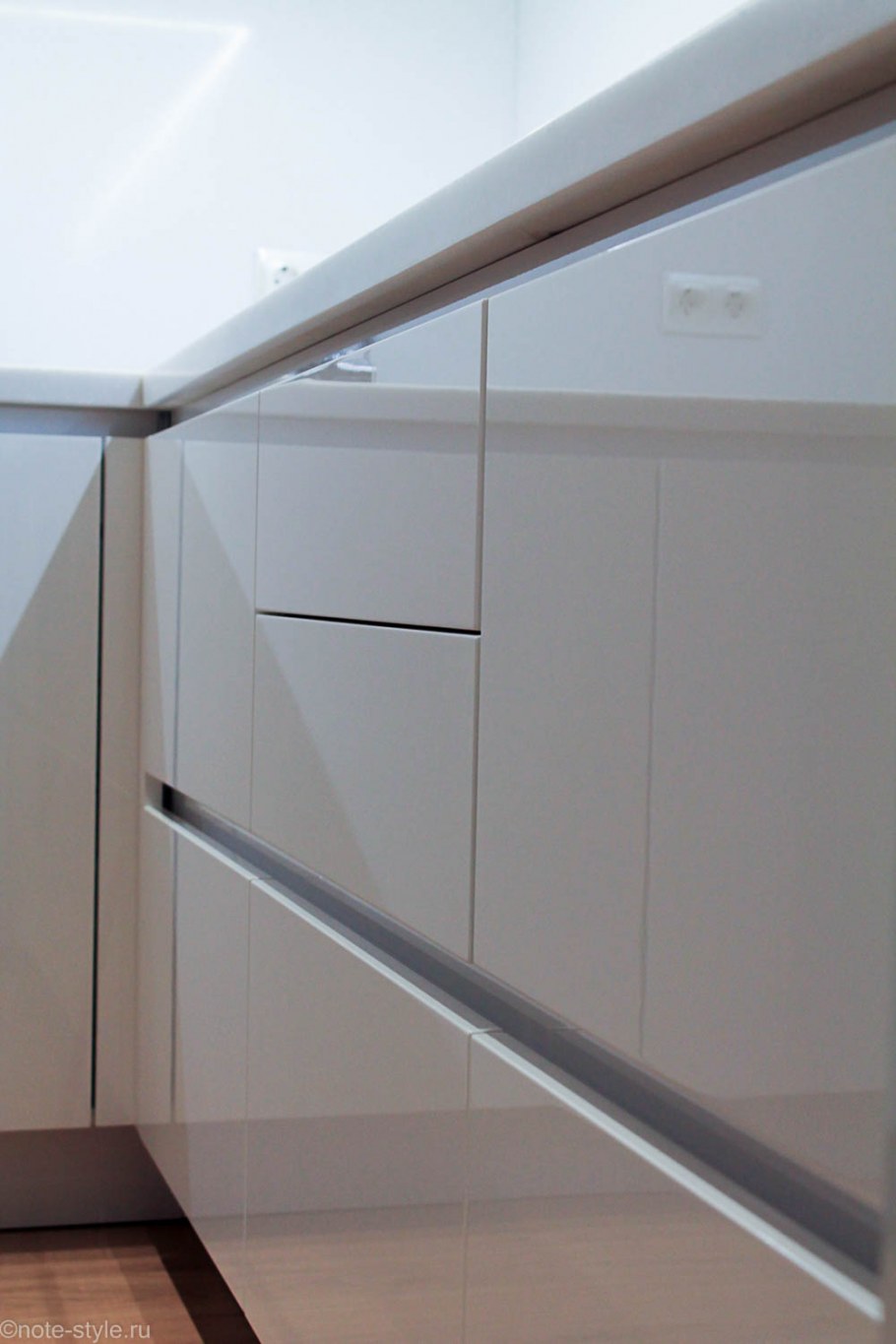 Кухня с доводчиками без ручек