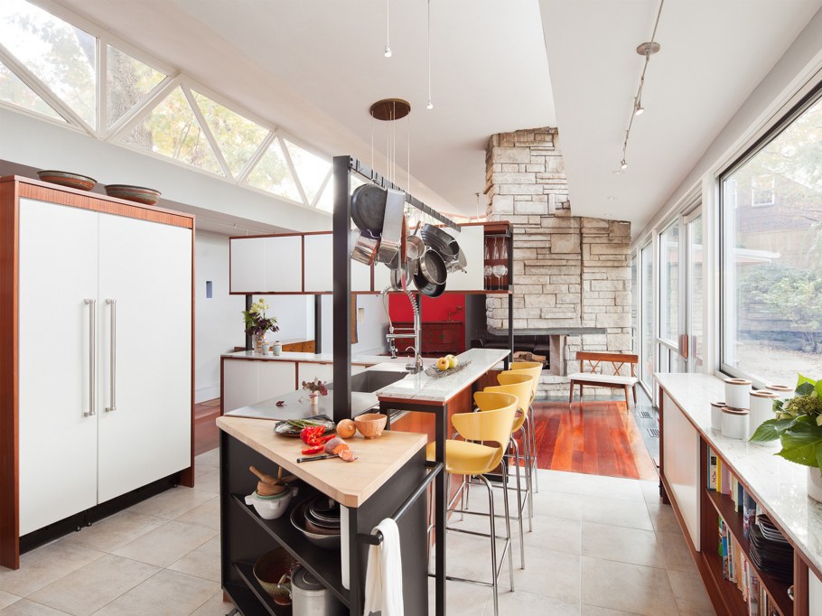 Кухня в японском стиле с барной стойкой