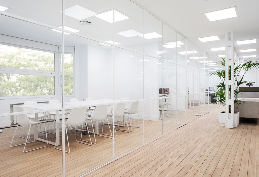 Офис светлый интерьер