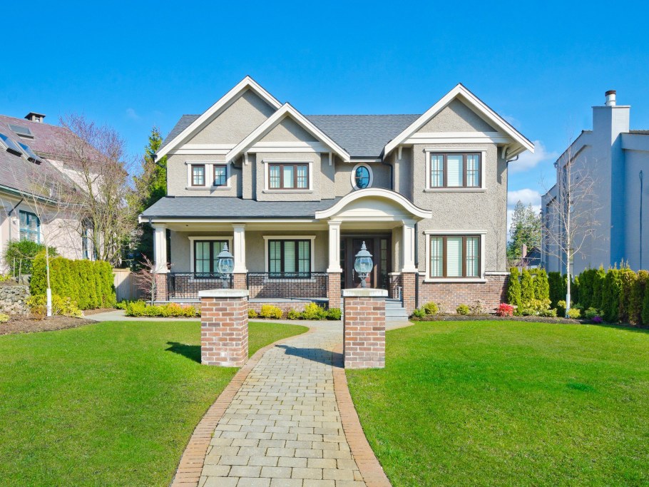 Коттедж с лужайкой