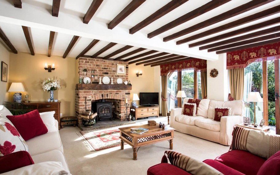 Гостиная с камином в стиле Кантри