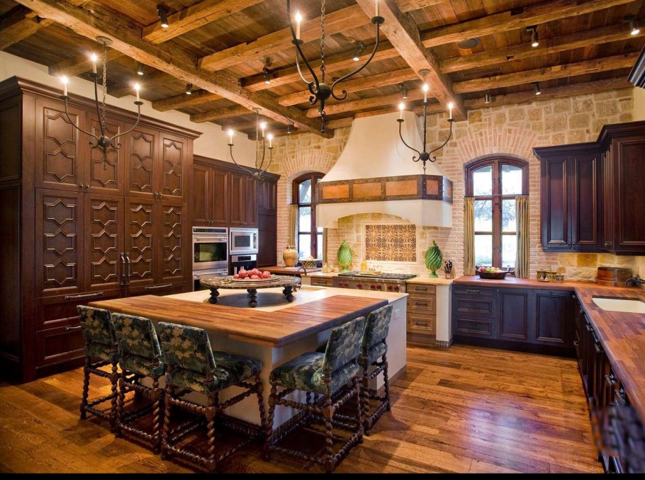 Интерьер кухни с деревянными балками