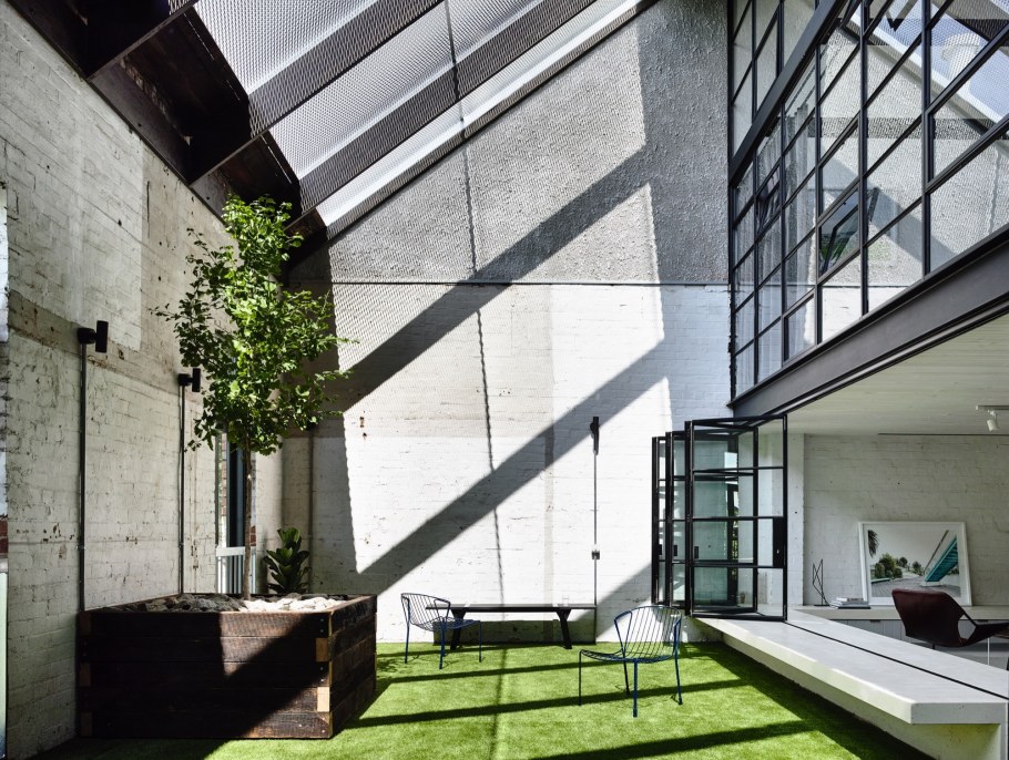 Брутализм в интерьере лестница