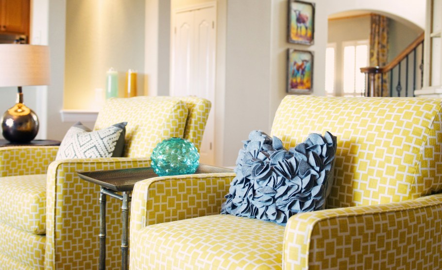 Яркий диван в интерьере