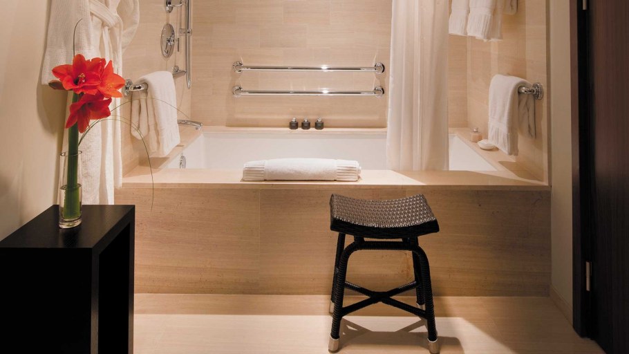 Уютная ванная в бежевых тонах