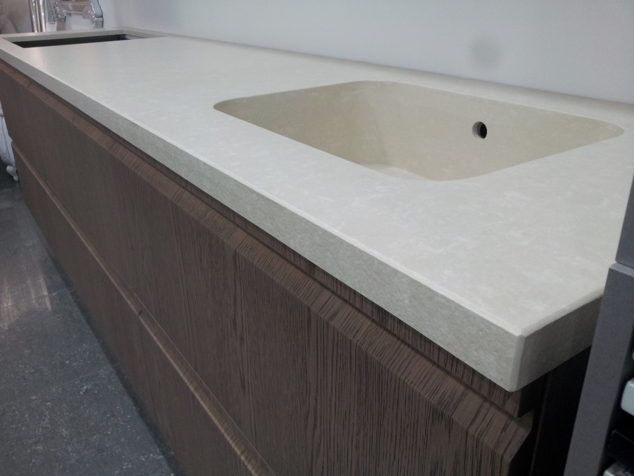 Акриловая столешница с бортиком