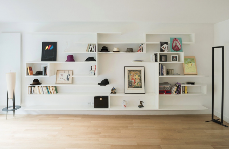 Гостиная с белыми стеллажами