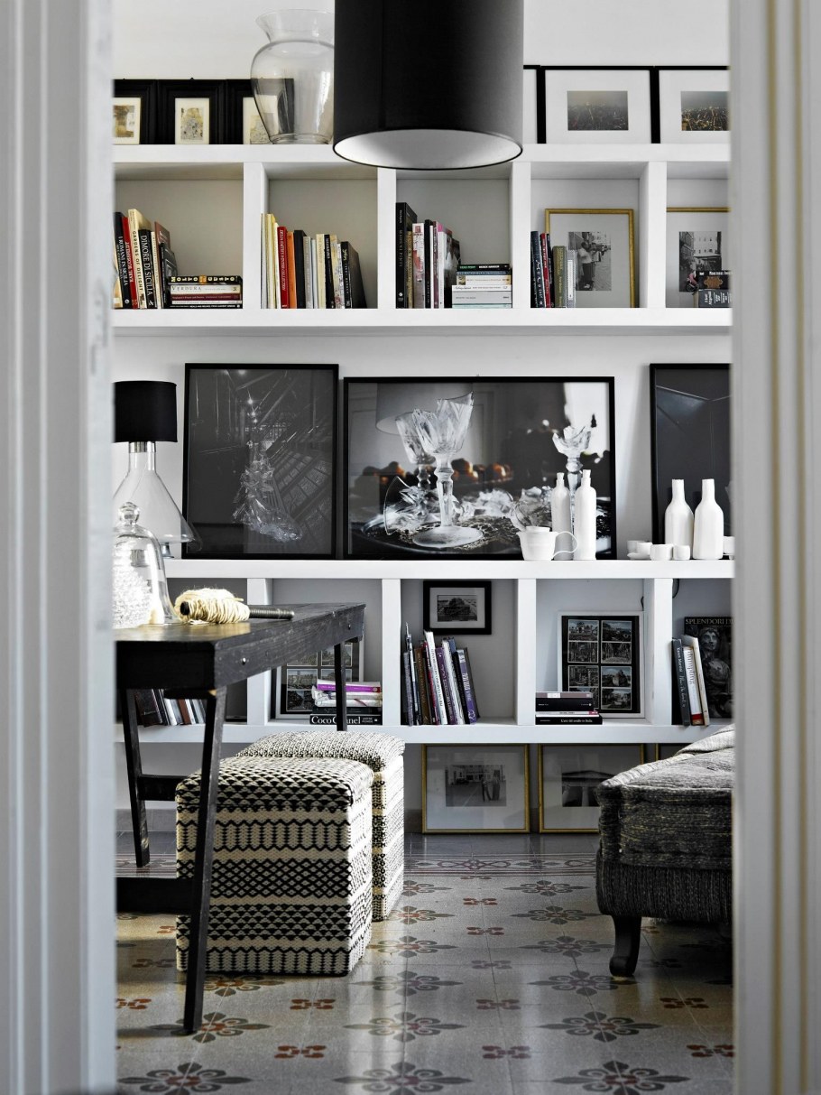 Декор стеллажа в гостиной