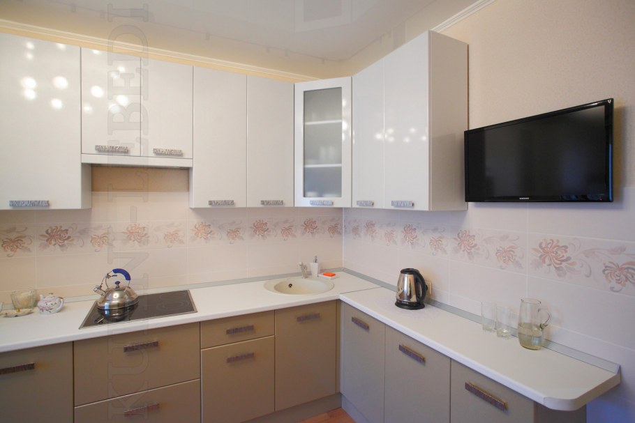 Угловая кухня белый глянец