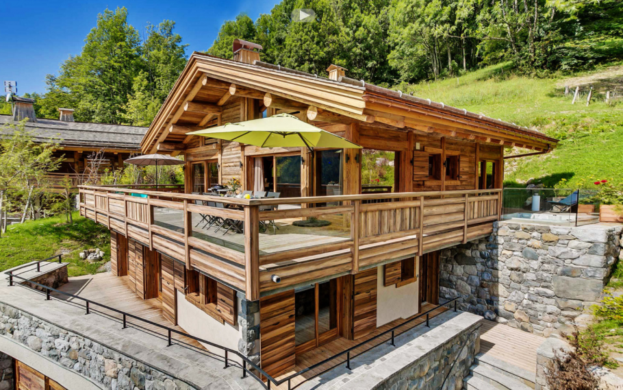 Деревянный домик на склоне