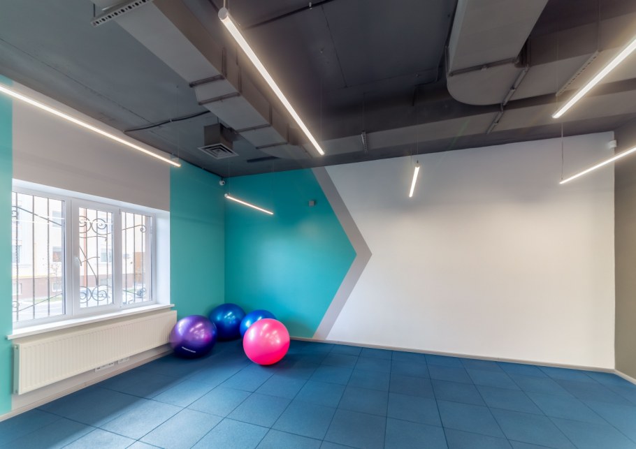 Покраска стен в спортзале