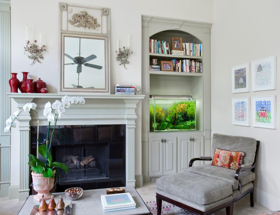 Гостиная с аквариумом и камином