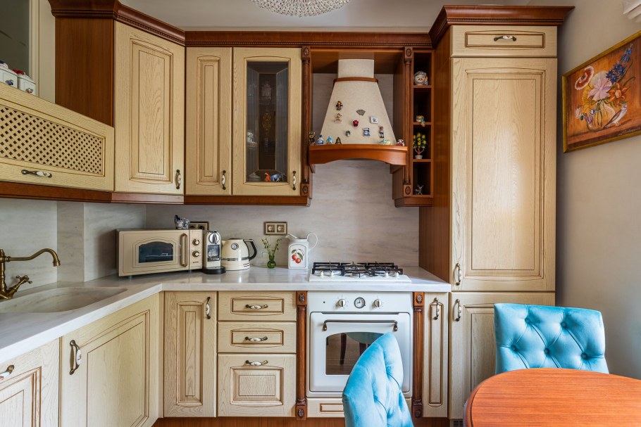 Маленькая угловая кухня классика