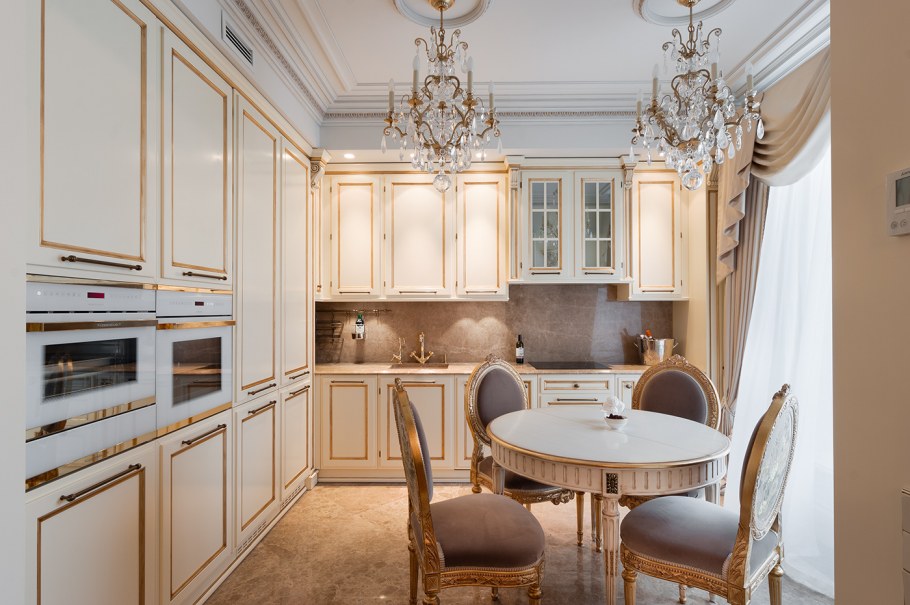 Маленькая кухня в классическом стиле светлая